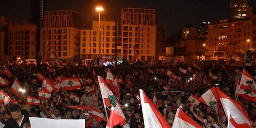 Arjantin'de kadınlar, adalet sarayını yaktı