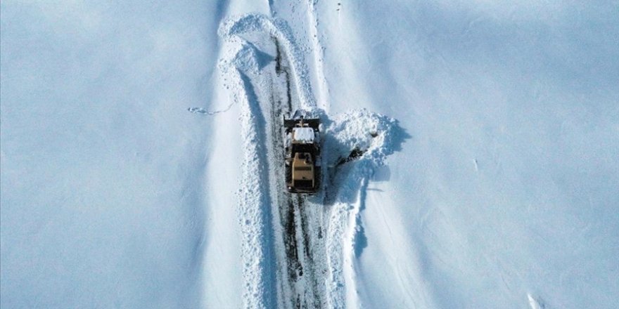 Doğu Anadolu'da kar ve tipiden 98 köy yolu ulaşıma kapandı