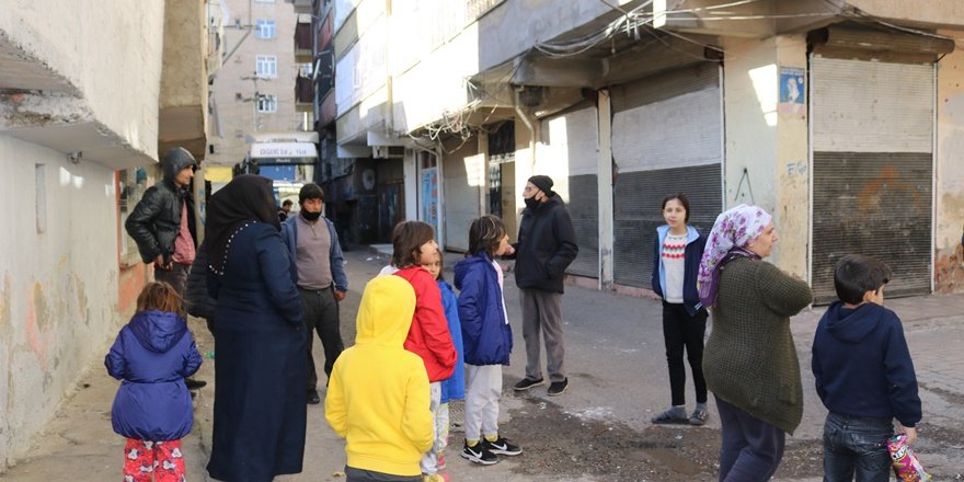 Diyarbakır'da 8 katlı bir bina sallandı, vatandaşlar geceyi sokakta geçirdi