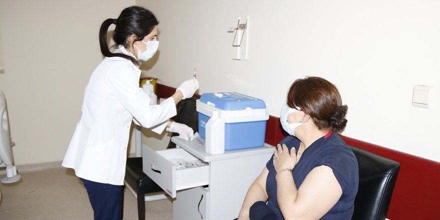 Diyarbakır’da sağlık çalışanlarına korona aşısı yapılmaya başlandı