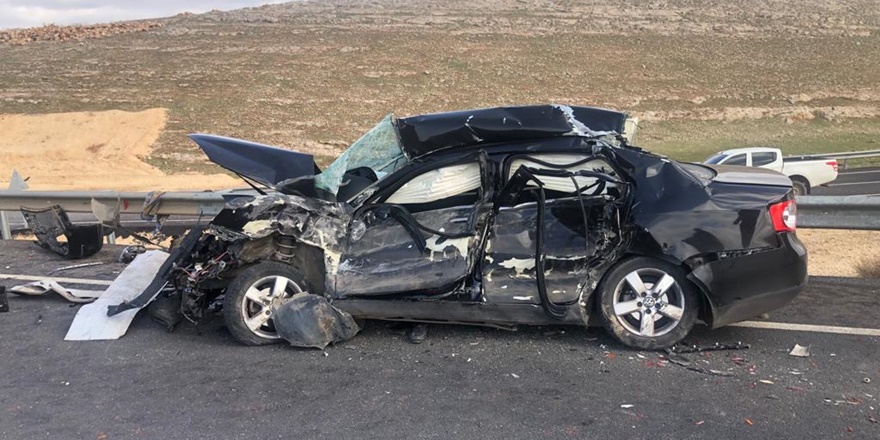 Tır ile otomobilin çarpıştığı kazada baba oğul hayatını kaybetti