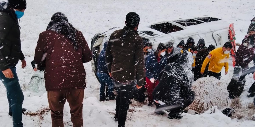 Diyarbakır'da kar yağışı sonucu iki minibüs devrildi: 22 yaralı