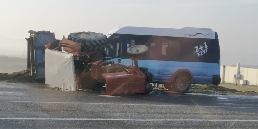 İşçileri taşıyan minibüs traktörle çarpıştı: 15 yaralı