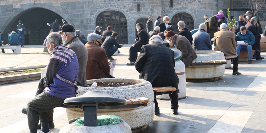 Vakaların azaldığı Diyarbakır’da sosyal mesafeye uyulmuyor