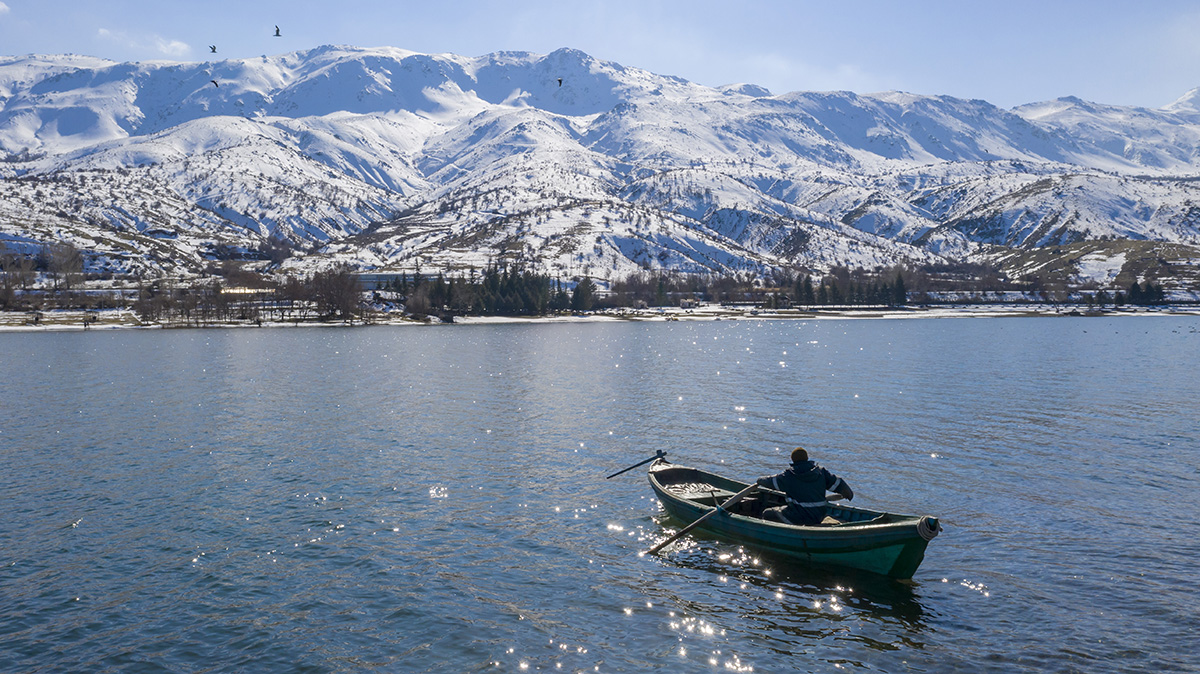 Hazar Gölü’nde kartpostallık görüntü