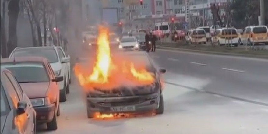 Diyarbakır’da seyir halindeki araç yandı