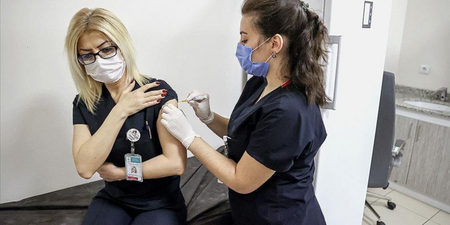 Sağlık çalışanlarına ikinci doz aşı uygulanmaya başlandı