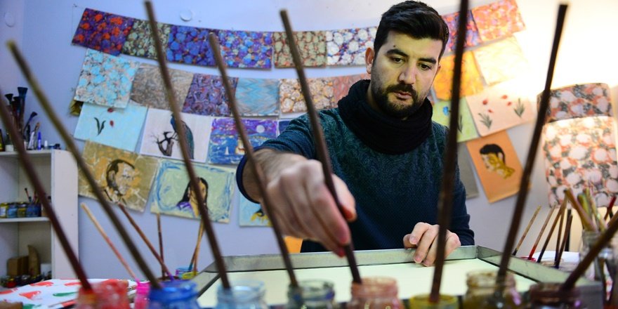 Mardinli ressam sanatını suya yansıtıyor