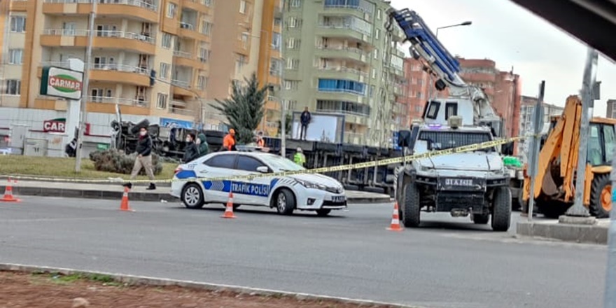 Diyarbakır’da tır devrildi, trafik felç oldu