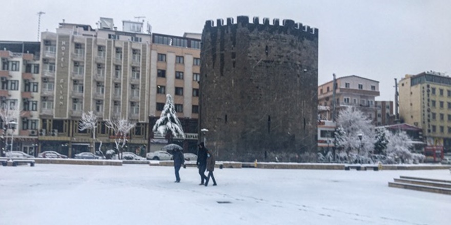 Diyarbakır’da kar yağışı sürüyor
