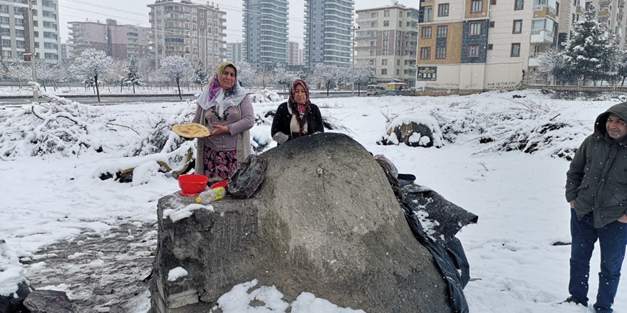 VİDEO - Diyarbakır’da kar ve tandır ekmeği