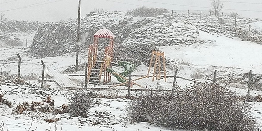 Silvan’da yoğun kar yağışı etkili oluyor