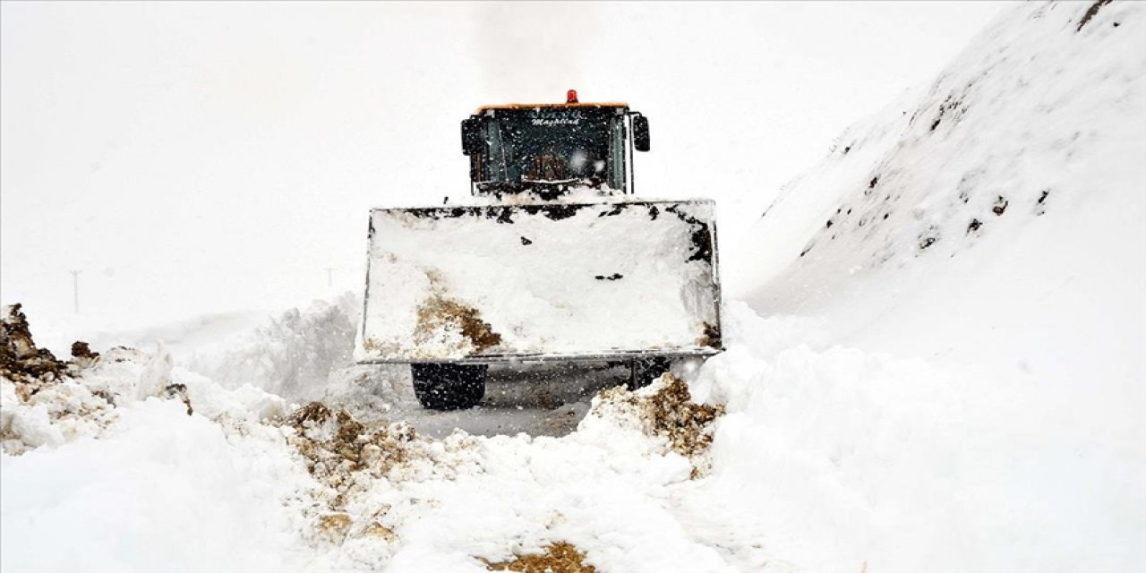 Türkiye'de kar kalınlıkları ortalama insan boyunu aştı