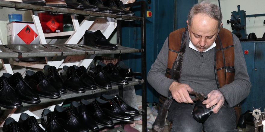 Fabrika üretimine karşın 40 yıldır el yapımı ayakkabı üretiyor