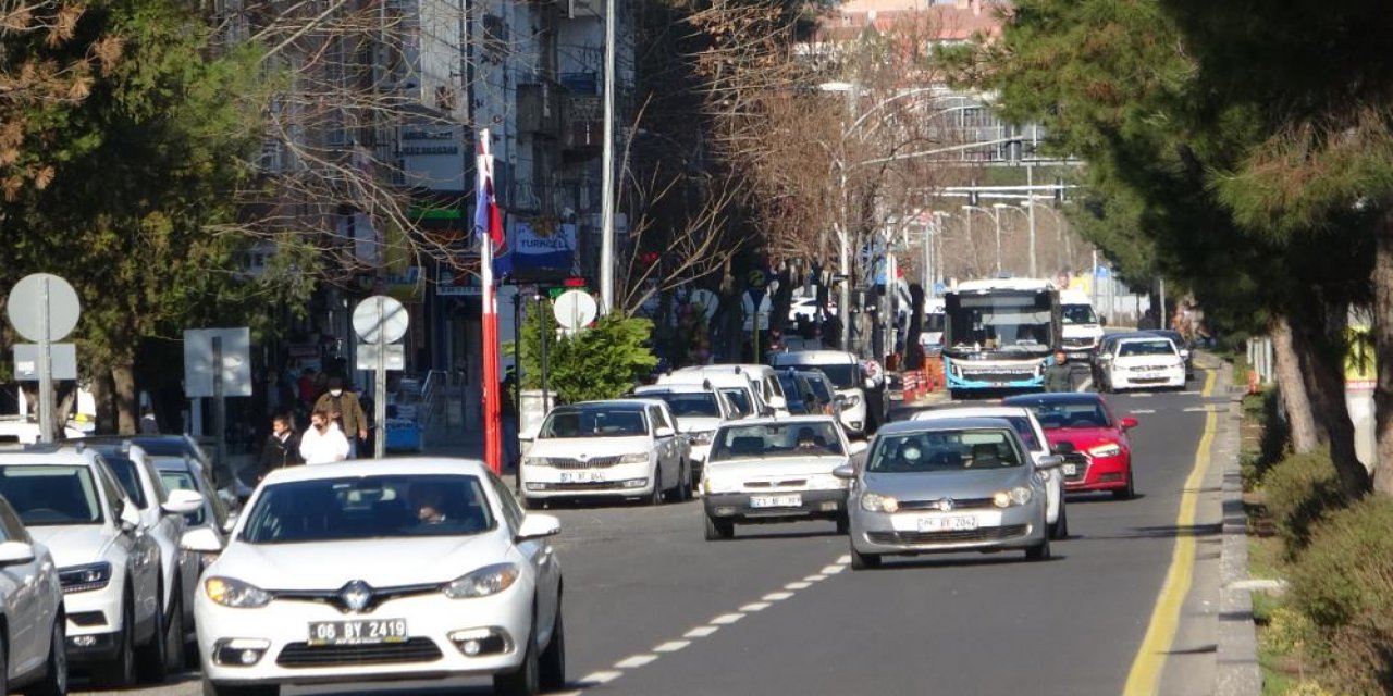 Diyarbakır'da kısıtlamanın bitmesiyle trafikte yoğunluk başladı