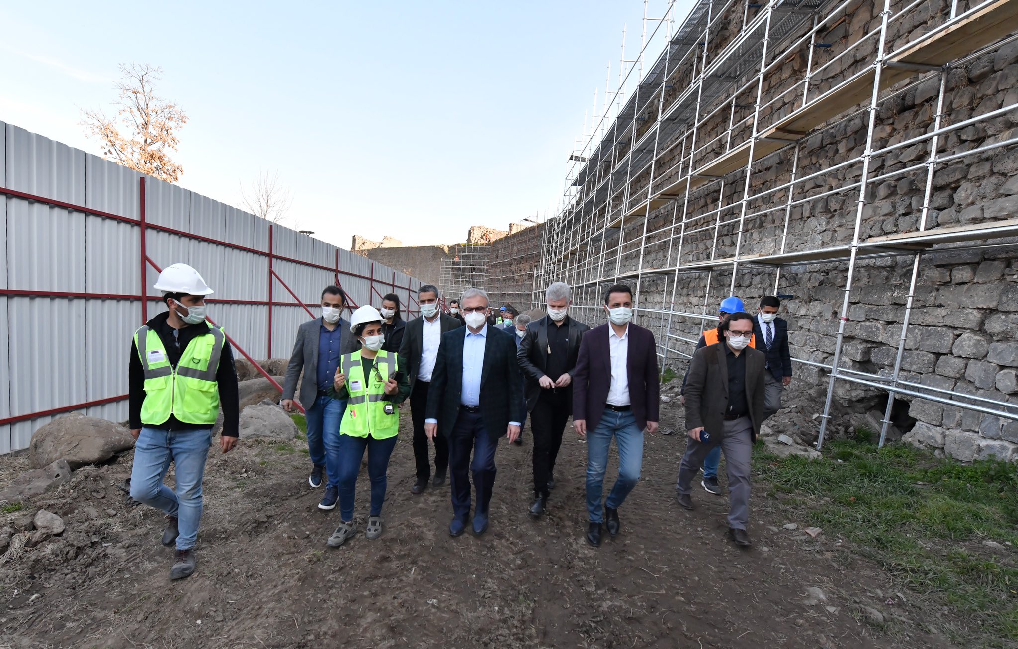 Diyarbakır Valisi Sur’daki restorasyon çalışmalarını inceledi