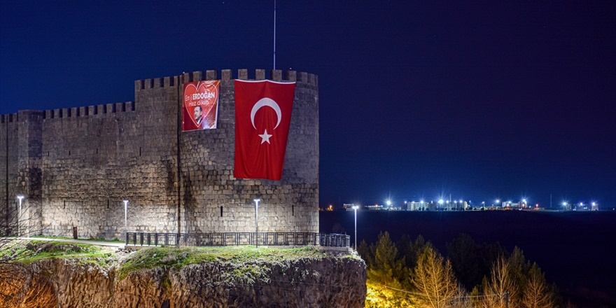Diyarbakır Surlarına 'Erdoğan’ı seviyoruz' pankartı