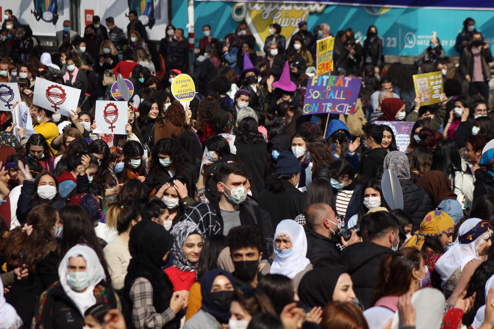 VİDEO - Diyarbakırlı kadınlardan 8 Mart yorumu: Her yerde acı çekiyoruz