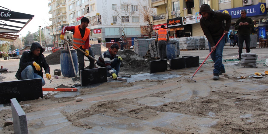 Sanat Sokağı kaldırımlarına bazalt taşlar döşeniyor