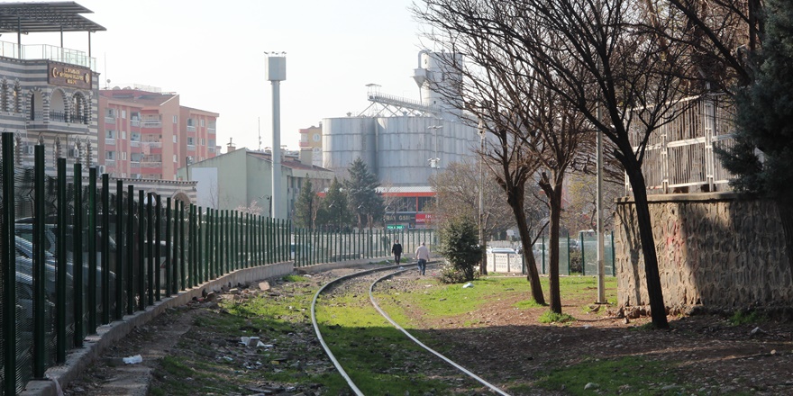 Diyarbakır’da demiryolu hattına yaya üst geçitleri yapılıyor