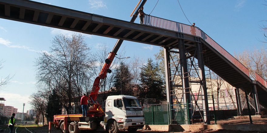 Diyarbakır’da tren hattına üst geçit yapıldı