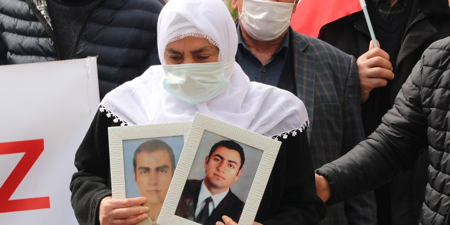 Dağda olan iki oğlu için evlat nöbetine katıldı