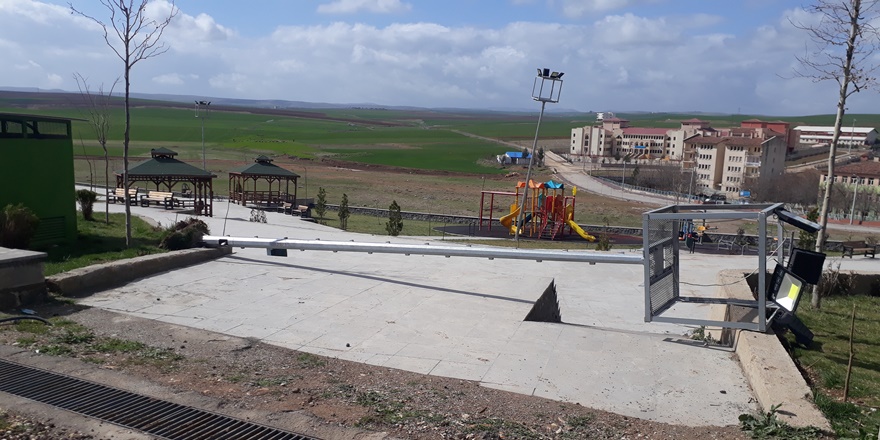 Diyarbakır'da şiddetli rüzgar elektrik direklerini devirdi