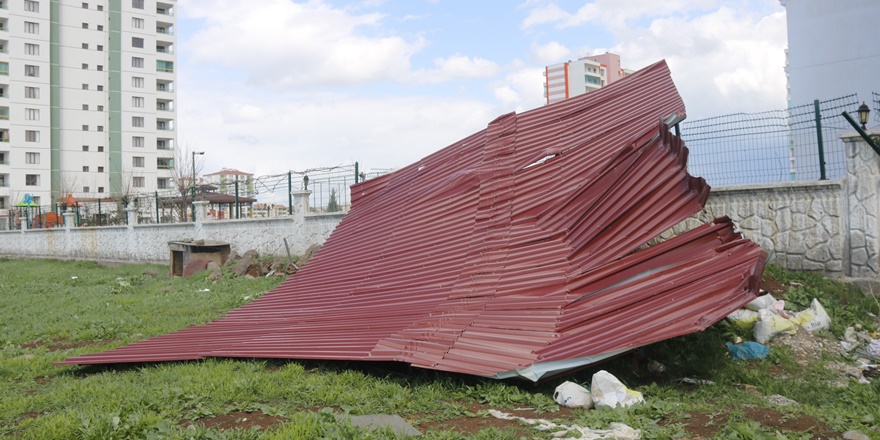 Diyarbakır'da 1 tonluk çatı 200 metre uçtu
