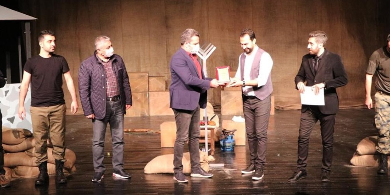 Kayapınar Belediyesi tiyatro perdelerini açtı