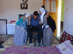 Felçli genç cumhurbaşkanı gül'den yardım bekliyor