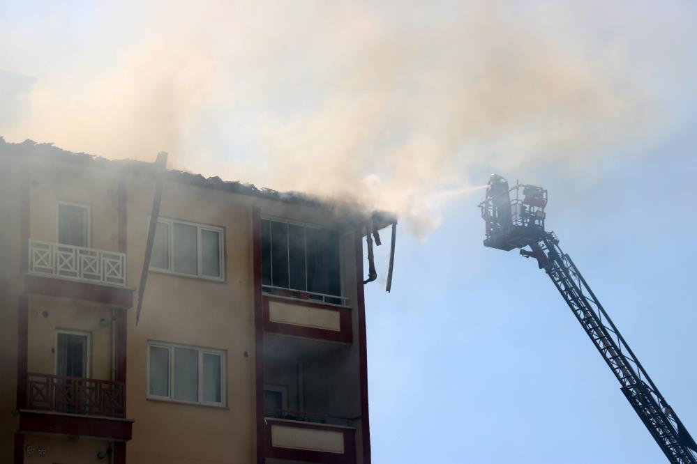 Diyarbakır’da bir binanın çatı katında yangın