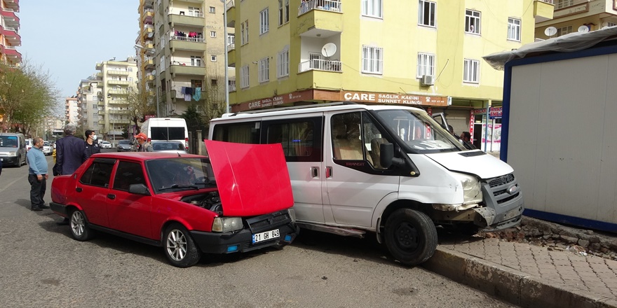 Diyarbakır’da iki araç kafa kafaya çarpıştı: 2’si çocuk 4 yaralı