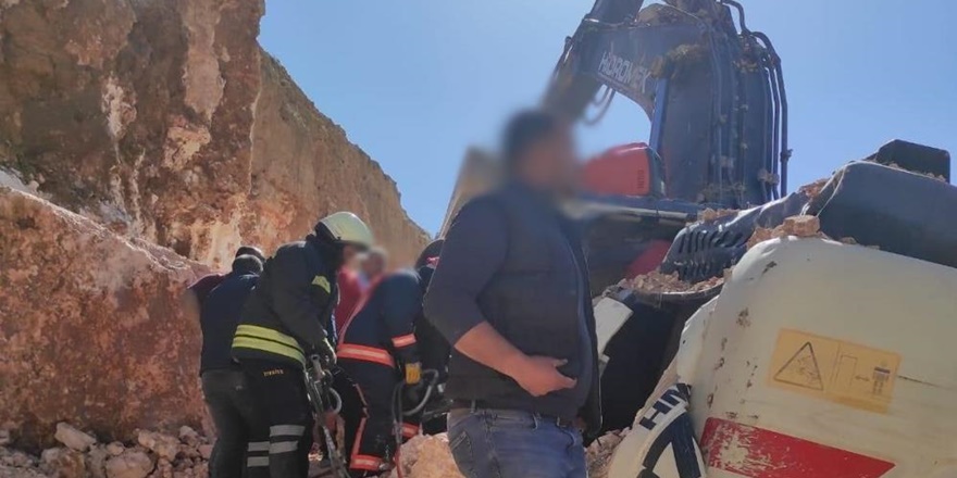 Mardin'de iş makinesi devrildi: 1 işçi hayatını kaybetti