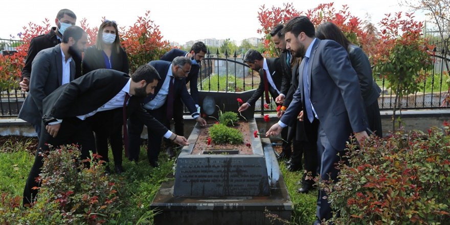 Diyarbakır Barosu Başkanı ve yöneticileri Elçi’nin mezarını ziyaret etti