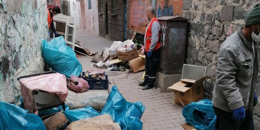Diyarbakır'da çöp biriktiren kişinin evinden 5 traktör çöp çıktı