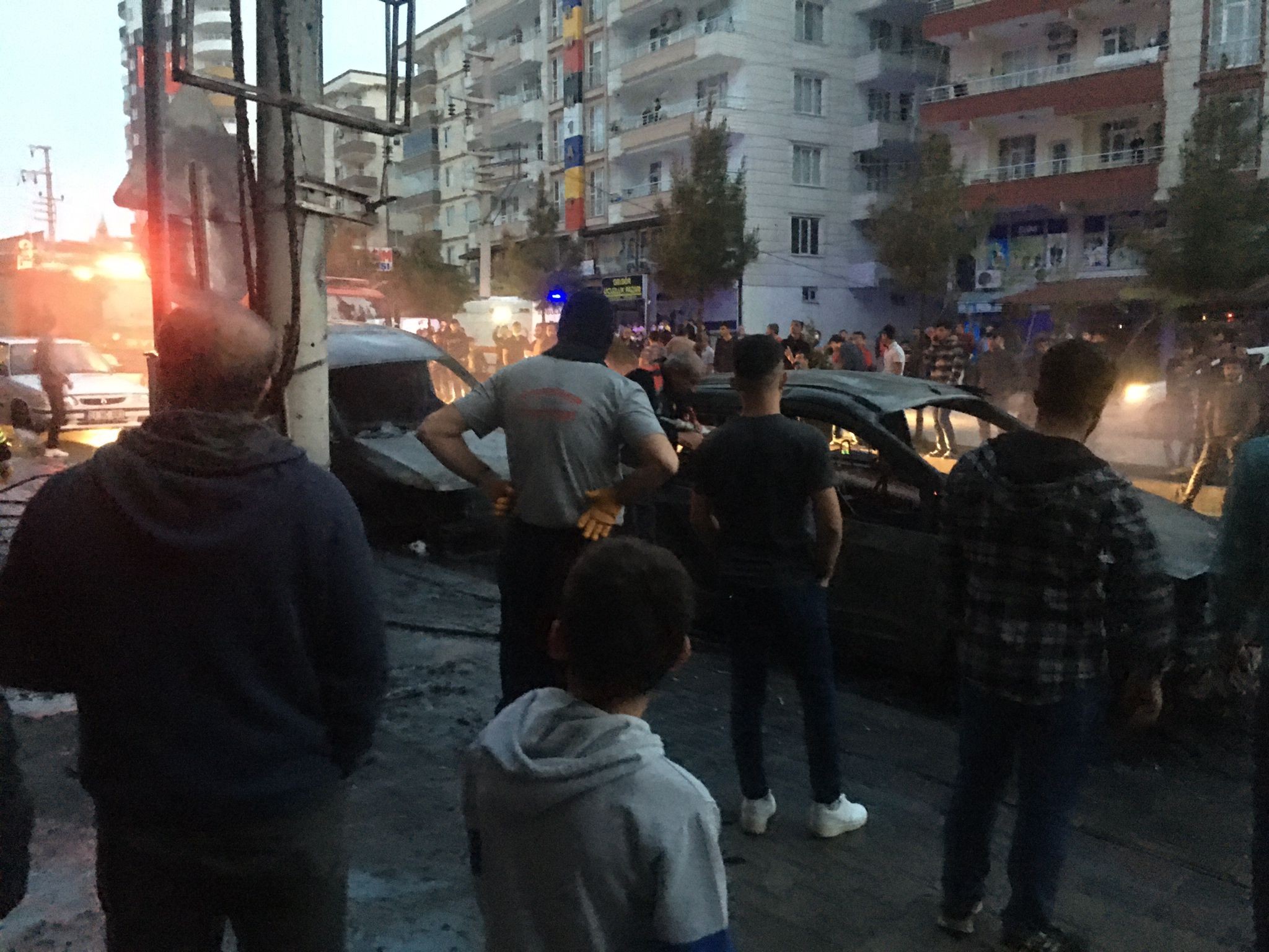 Diyarbakır’da trafo patlaması: 3 araç yandı
