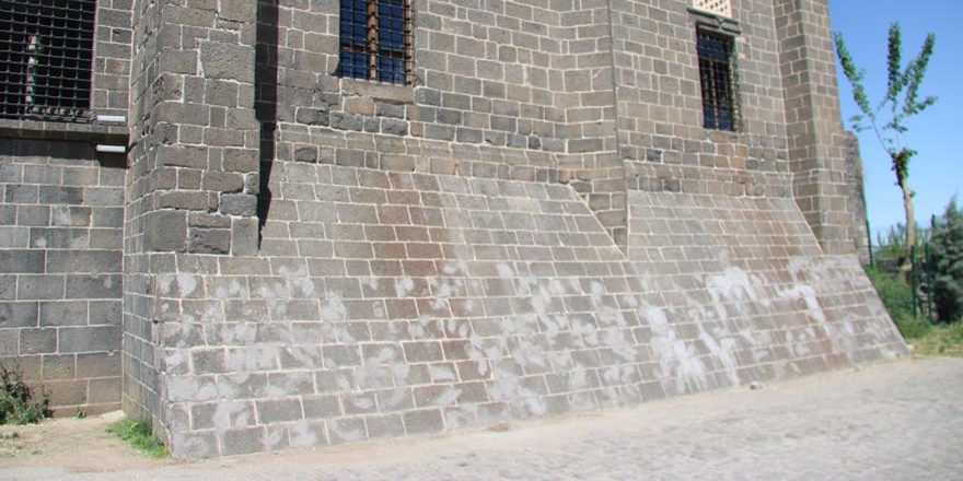 Diyarbakır'da tarihi caminin duvarına sıva!