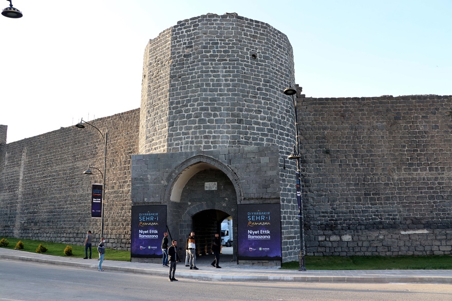 Diyarbakır’ın tarihi “Küpeli Kapısı” geçişlere açıldı