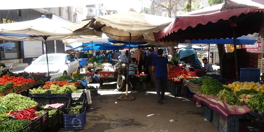 Diyarbakır’da pazar esnafı tezgahını açtı