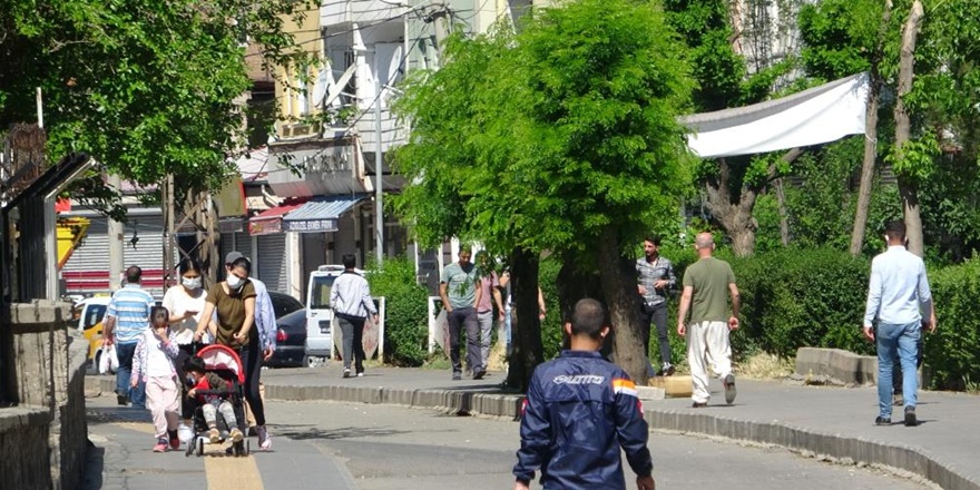 Diyarbakır'da kısıtlamaya rağmen bayram yoğunluğu