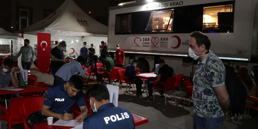 Diyarbakır polisi Kızılaya kan bağışladı