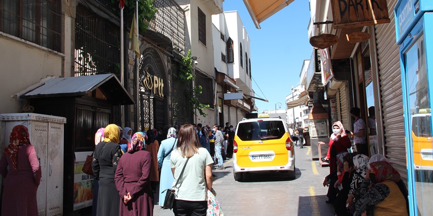 Diyarbakır’da Tam kapanmada PTT kuyrukları sürüyor