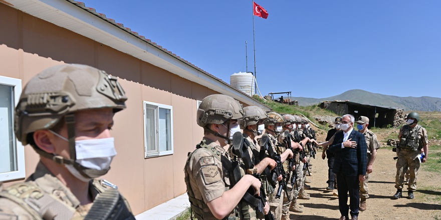 Diyarbakır Valisi Karaloğlu askerlerle bayramlaştı