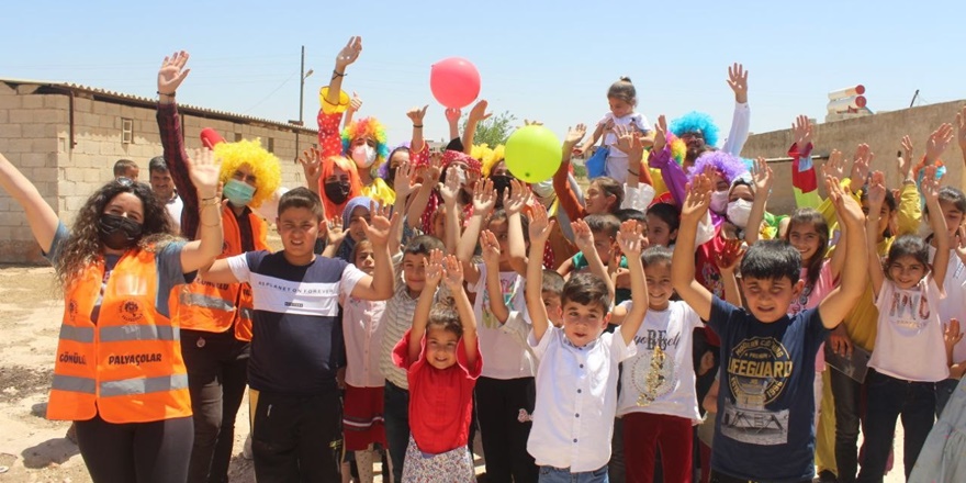 Şanlıurfa’da gönüllü palyaçolardan kırsaldaki çocuklara bayram sürprizi