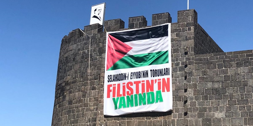 Diyarbakır surlarına Filistin’e destek pankartı asıldı