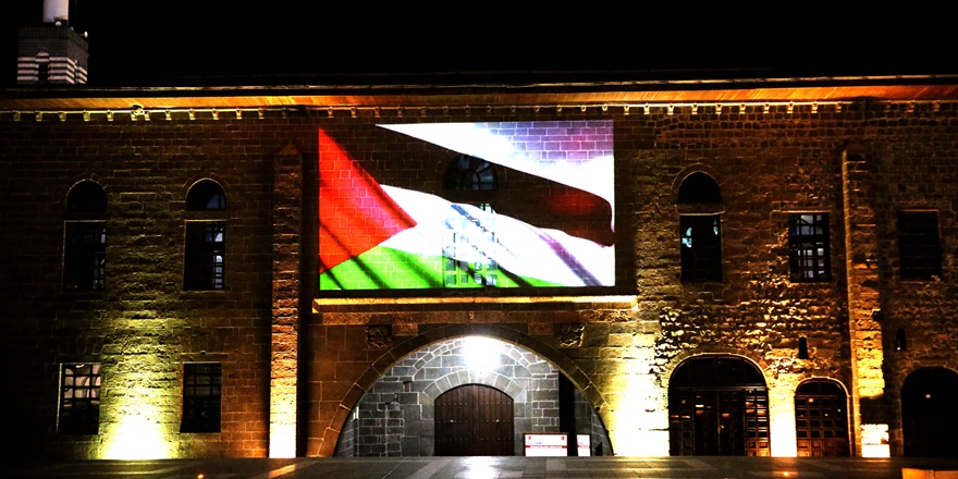 Diyarbakır Surlarına Filistin bayrağı yansıtıldı