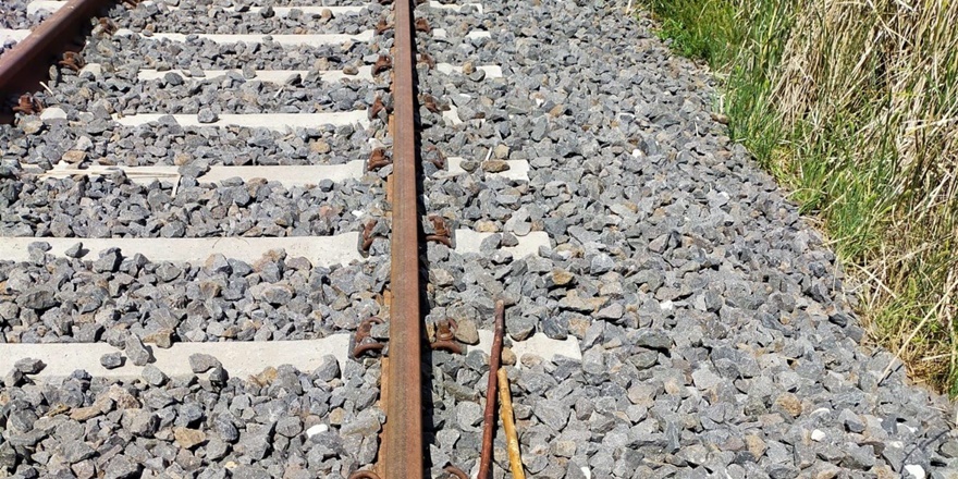 Diyarbakır’da tren raylarının demir aksamı çalındı