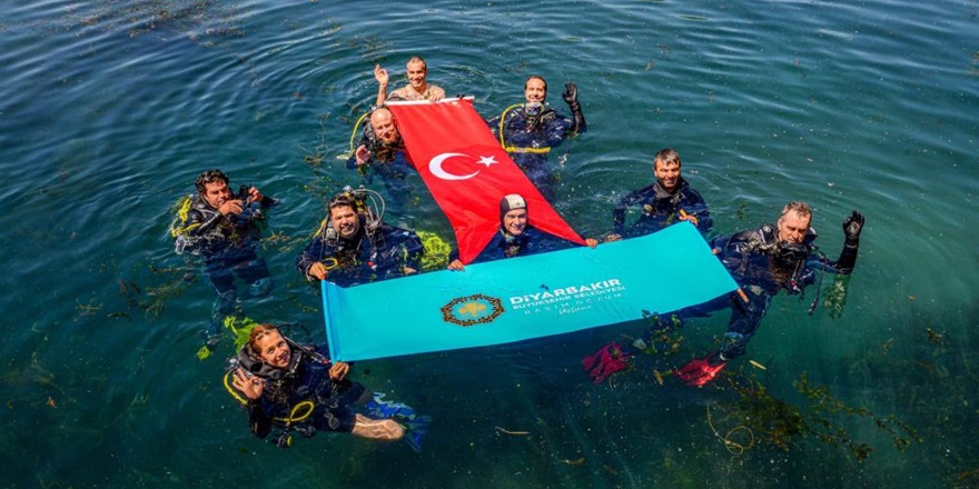 Diyarbakır’da su altında 19 Mayıs kutlaması