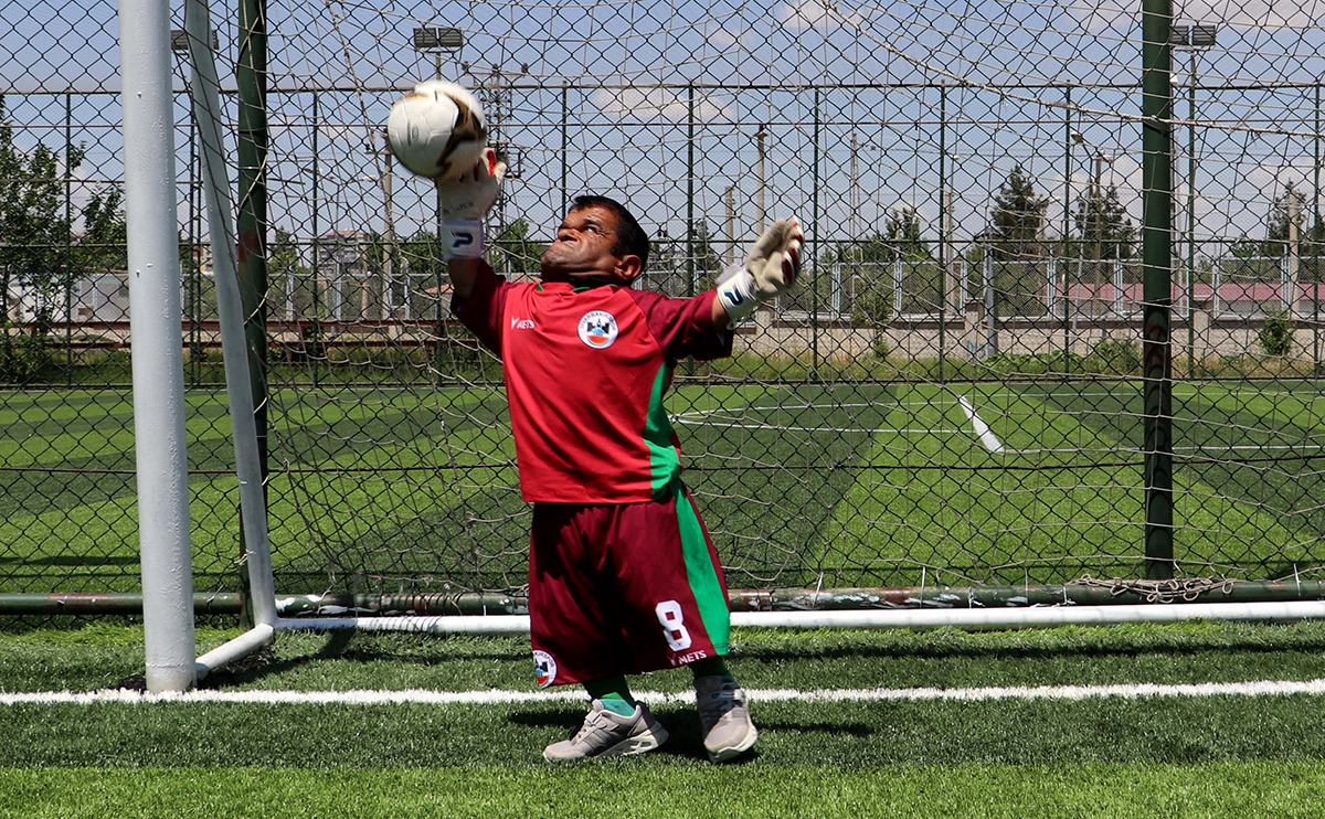 Dünyanın en kısa kalecisi Diyarbakır’da!