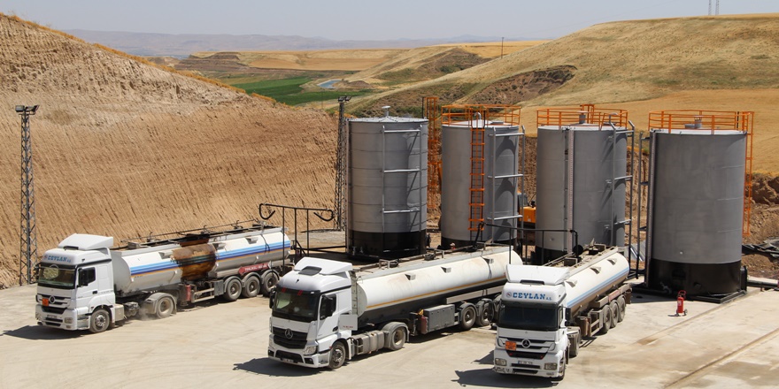 Diyarbakır’da mercimek tarlasında petrol fışkırdı